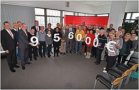 Mitglieder der Verbände und Initiativen freuen sich über Spenden