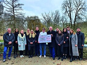 Am 6. Februar übergaben die Sparkassen-Azubis den Spendenscheck an Dr. Pfann und sein Team - begleitet von Hans Wölfel und Udo Blank. Am 6. Februar übergaben die Sparkassen-Azubis den Spendenscheck an Dr. Pfann und sein Team - begleitet von Hans Wölfel und Udo Blank.